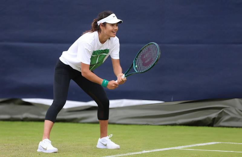 Jucătoarea britanică de tenis Emma Răducanu s-a calificat în optimile de finală ale turneului de la Wimbledon, după ce a învins-o în două