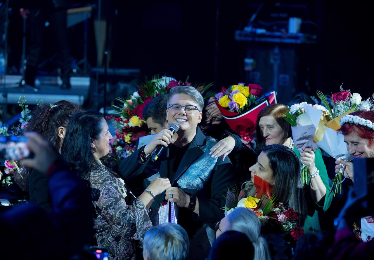 Alături Fuego, pe scenă, au fost peste 100 de artiști. A cântat alături de Orchestra Simfonică a Teatrului de Operă și Balet ”Oleg Danovscki”