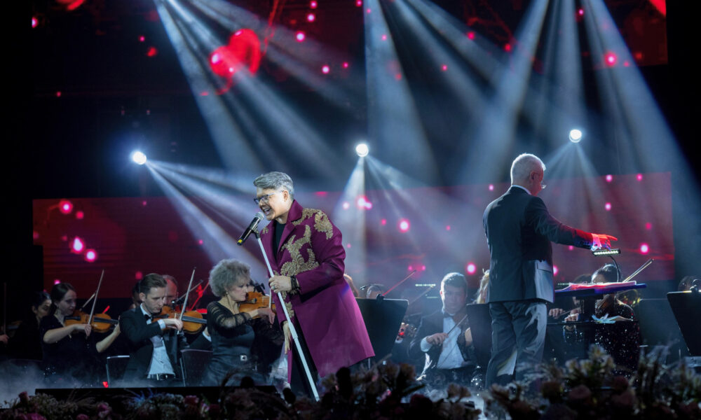 Alături Fuego, pe scenă, au fost peste 100 de artiști. A cântat alături de Orchestra Simfonică a Teatrului de Operă și Balet ”Oleg Danovscki”