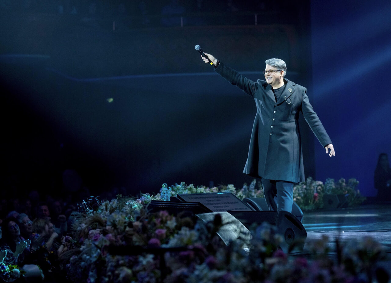 Alături Fuego, pe scenă, au fost peste 100 de artiști. A cântat alături de Orchestra Simfonică a Teatrului de Operă și Balet ”Oleg Danovscki”