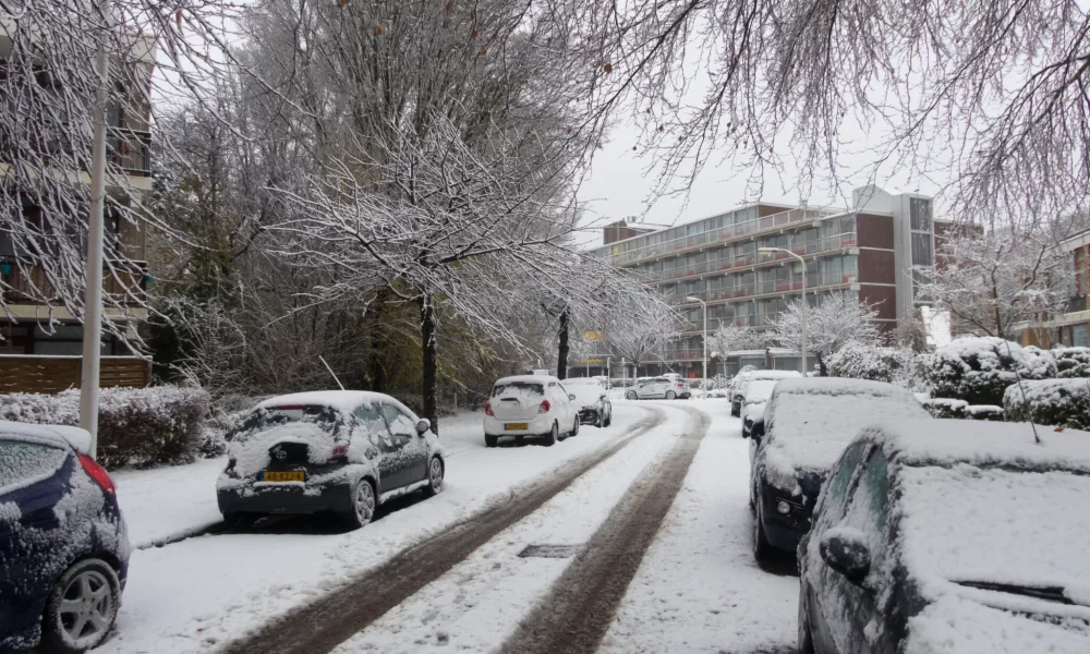 Vremea se răcește, un val de ninsori lovește jumătate de țară