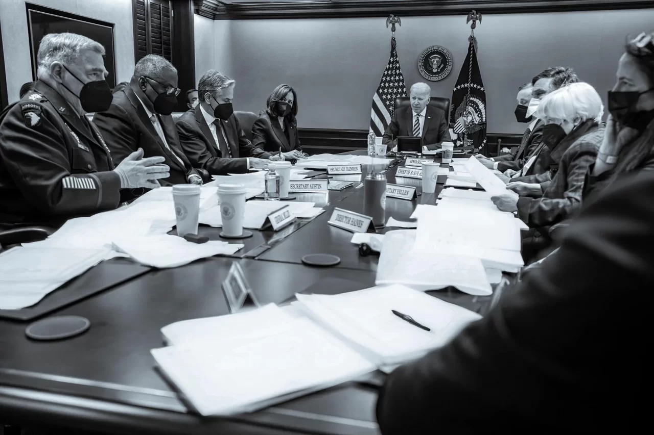 În spatele ușilor închise