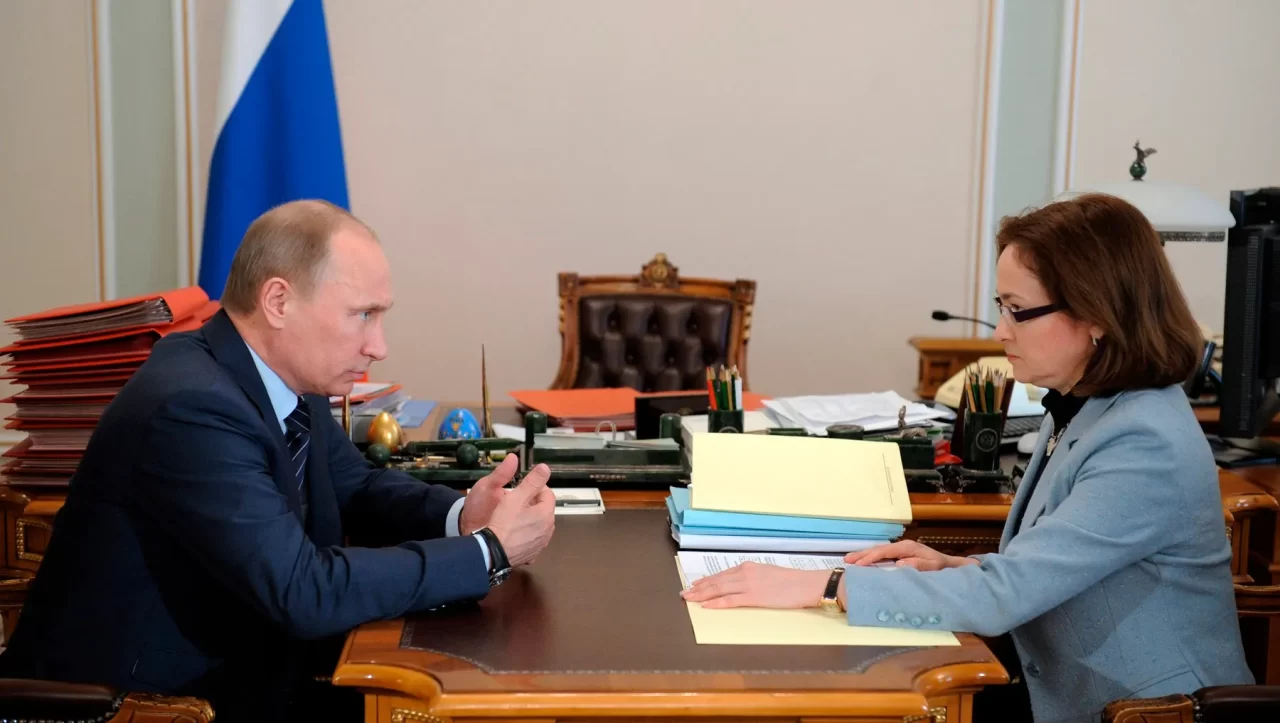 În spatele ușilor închise