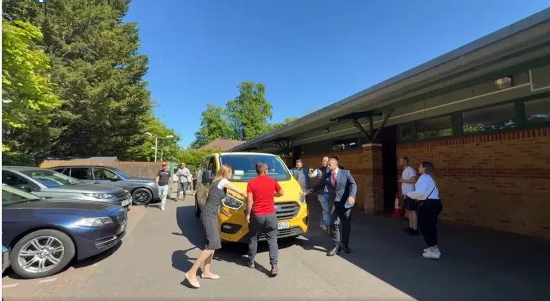 Simion a fugit prin spate de românii din Londra după 10 minute. Mașina lui era să calce un om