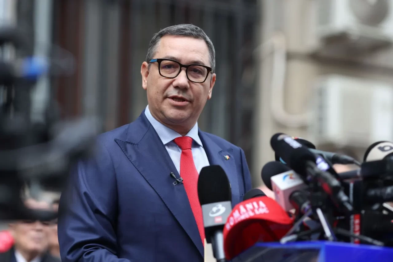 Prin prezența sa în competiția electorală, Ponta a blocat accesul lui Crin Antonescu în turul al doilea, consideră mai mulți șefi de filiale din PSD.

Întrebat dacă Victor Ponta poate fi o opțiune pentru șefia PSD, Corneliu Ștefan, vicepreședinte pe regiunea Sud, a răspuns:

„Spre deosebire de alte persoane, Victor Ponta este un pesedist, nu poți să spui că nu este pesedist. A fost chiar președintele partidului. A fost decizia lui personală de a candida la prezidențiale, nu a fost decizia organizației. Trebuie luată o decizie la nivel central. Așa cum am decis să-l excludem, așa putem lua o decizie și invers”, a comentat Corneliu Ștefan eventuala reîntoarcere în partid a lui Victor Ponta, deputat ales pe listele din Dâmbovița.

Județul este condus tocmai de Corneliu Ștefan.

Dilema PSD: Putere sau Opoziție după 18 mai
Demisia lui Marcel Ciolacu a lăsat PSD la guvernare, dar miniștrii sunt interimari. Viitoarea formulă guvernamentală depinde de numele viitorului președinte al României. 

Neoficial, există discuții ca PSD să rămână în Opoziție, după cum relatează mai mulți lideri de organizație.

„PSD are obligați să înțeleagă votul românilor de la finalul anului trecut și din 4 mai, când a înregistrat două eșecuri. Nu ne implicăm în campanie. PSD va juca un rol de Opoziție în oricare variantă va fi câștigătoare în al doilea tur. Vom încerca să arătăm greșelile guvernării din postura de partid de Opoziție și să asigurăm soluții. Eu sunt un susținător al rămânerii PSD în Opoziție, având în vedere votul românilor. Românii nu au apreciat guvernarea PSD. Trebuie să facem un pas în spate”, a declarat Gabriel Zetea pentru HotNews.ro.

El a precizat că PSD ar putea susține un guvern minoritar, iar ideea a fost discutată de liderii mai multor organizații.

„Nu trebuie să facem vreo alianță cu AUR după alegeri. Răspunsul definitiv trebuie dat după ce știm cine este președintele României. Dacă George Simion iese președinte, PSD nu ar trebui să aibă vreun protocol, colaborare cu forțele extremiste sau cu AUR. Decizia o va lua actuala conducere sau următoarea”, a spus Alfred Simonis, președintele CJ Timiș pentru HotNews.ro.

Simonis a adăugat că deciziile se vor lua după 18 mai.

Marcel Ciolacu a exclus și el varianta ca PSD să colaboreze cu AUR sub mandatul său. Dar acest lucru s-ar putea schimba după reuniunea de la Sâmbăta de Sus.

Corneliu Ștefan, președintele CJ Dâmbovița, a afirmat pentru HotNews.ro că „PSD ar trebui să intre în Opoziție și să respecte votul popular”.

„Noul președinte să nominalizeze un premier care să își formeze majoritatea. PSD să rămână în Opoziție”, a fost poziția președintelui PSD Dâmbovița.

El a adăugat că partidul trebuie să aibă o discuție despre viitoarea conducere a partidului.

Din Suceava, județul dominat de AUR, tânărul social-democrat Gheorghe Șoldan, președintele organizației PSD și al Consiliului Județean, transmite următorul mesaj: „când am spus că vom reforma partidul și că vom sta în Opoziție am răspuns la foarte multe întrebări. Partidul are nevoie de liniște, ne vom reforma ca partid”.

„Ce se întâmplă cu proiectele locale dacă plecăm de la guvernare?”
Cu peste 25 de președinți de Consilii Județene și peste o mie de primari, PSD are o altă problemă: cum vor fi finanțate proiectele locale dacă partidul pleacă de la guvernare.

Continuarea derulării proiectelor depinde de foarte multe ori, recunosc președinții de CJ-uri, de banii care vin de la București prin Palatul Victoria.

„Să nu ne grăbim cu ieșirea de la guvernare, poate sunt colegi mai înfierbântați”, spune un lider din Ardeal pentru HotNews.ro.

„Nu știu ce voi face, am fost la ministrul Grindeanu și am întrebat ce se întâmplă. Mi-a spus că luni vom avea un răspuns de la ministrul de Finanțe să vedem ce se întâmplă. Eu am obiective, uitați-vă la autostrada Pașcani – Suceava, care are desemnat câștigător, dar nu s-a semnat. Sunt două loturi de autostradă. Am variantă ocolitoare la Gura Humorului”, prezintă un caz concret Gheorghe Șoldan, președintele CJ Suceava.

Temerea șefilor de CJ-uri este că retragerea PSD de la guvernare ar afecta performanța administrativă a aleșilor locali, iar decizia ieșirii de la guvernare va depinde și de această situație. Intrarea partidului în Opoziție va fi cântărită și din această perspectivă, au explicat liderii din conducerea PSD. 