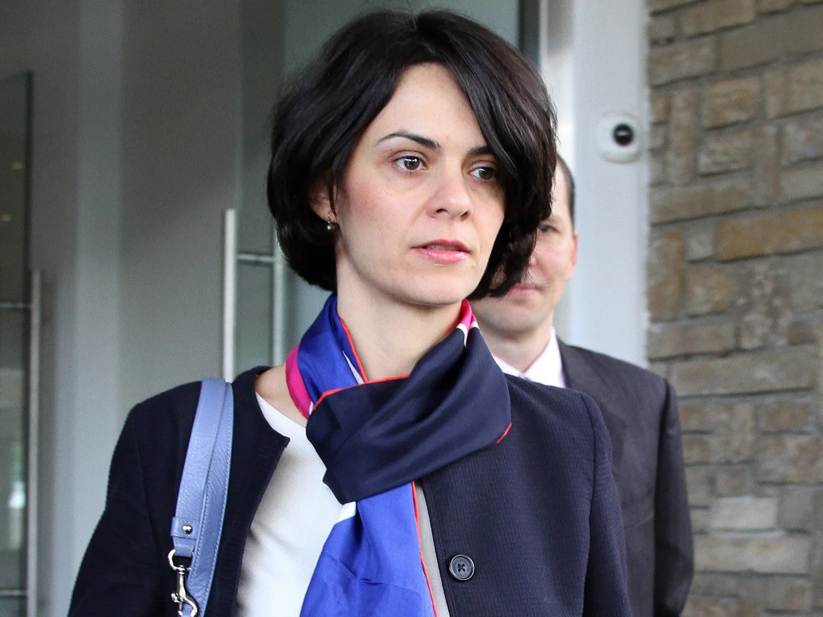 Un punct important în cariera lui Ionuț Dumitru este funcția de președinte al Consiliului Fiscal, o instituție autonomă care supraveghează performanța fiscală a României. În această poziție, el a oferit analize și recomandări esențiale privind politicile fiscale și bugetare ale țării, consolidându-și reputația de expert economic de încredere și echidistant.
În sectorul privat, poziția sa actuală de economist-șef la Raiffeisen Bank îi oferă o perspectivă directă asupra dinamicii pieței financiare și a tendințelor economice. Aici, Dumitru are rolul de a realiza analize economice aprofundate și prognoze care influențează deciziile strategice ale băncii și informează clienții acesteia. El interpretează date complexe și anticipează evoluțiile pieței, oferind o imagine clară asupra viitorului economic.