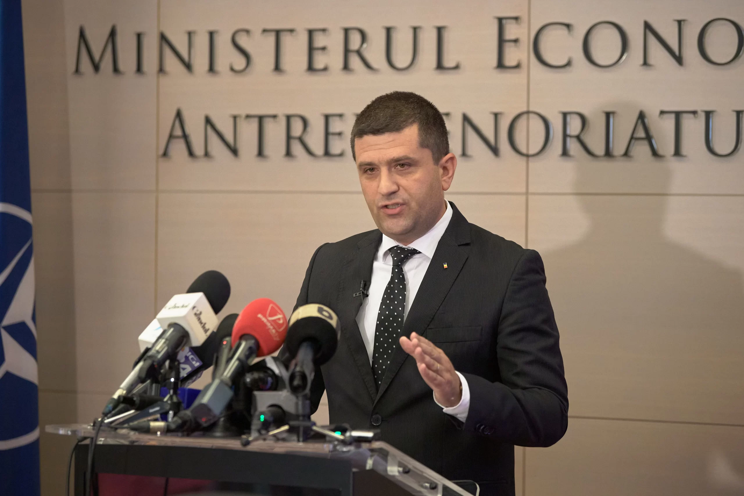 Senatul votează azi moțiunea simplă împotriva ministrului Economiei, Radu Miruță, acuzat că a transformat instituția în agenție de plasare pentru USR.