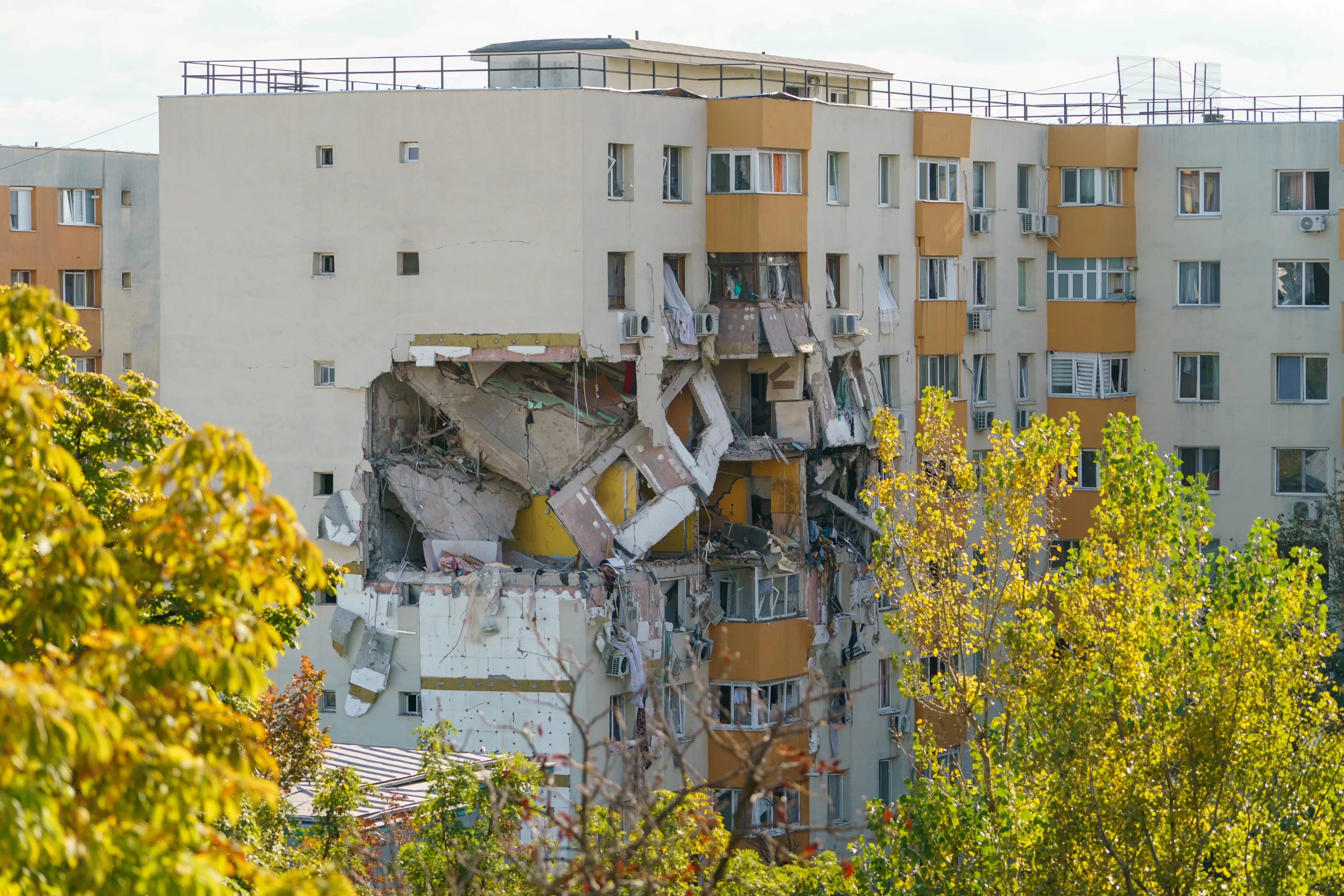 Explozie puternică într-un bloc din București. Două etaje, spulberate / Trei morți și 14 răniți / Locatarii au semnalat scurgeri de gaz. Distrigaz spune că a oprit gazul, dar a găsit sigiliul rupt