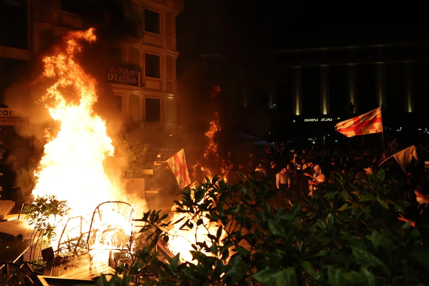 Manifestanții asaltează palatul prezidențial, forțele de ordine intervin cu tunuri cu apă