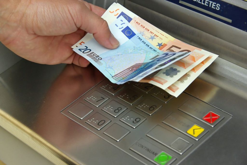 Bancomatele din Bulgaria vor distribui euro începând cu noaptea de 1 ianuarie 2026