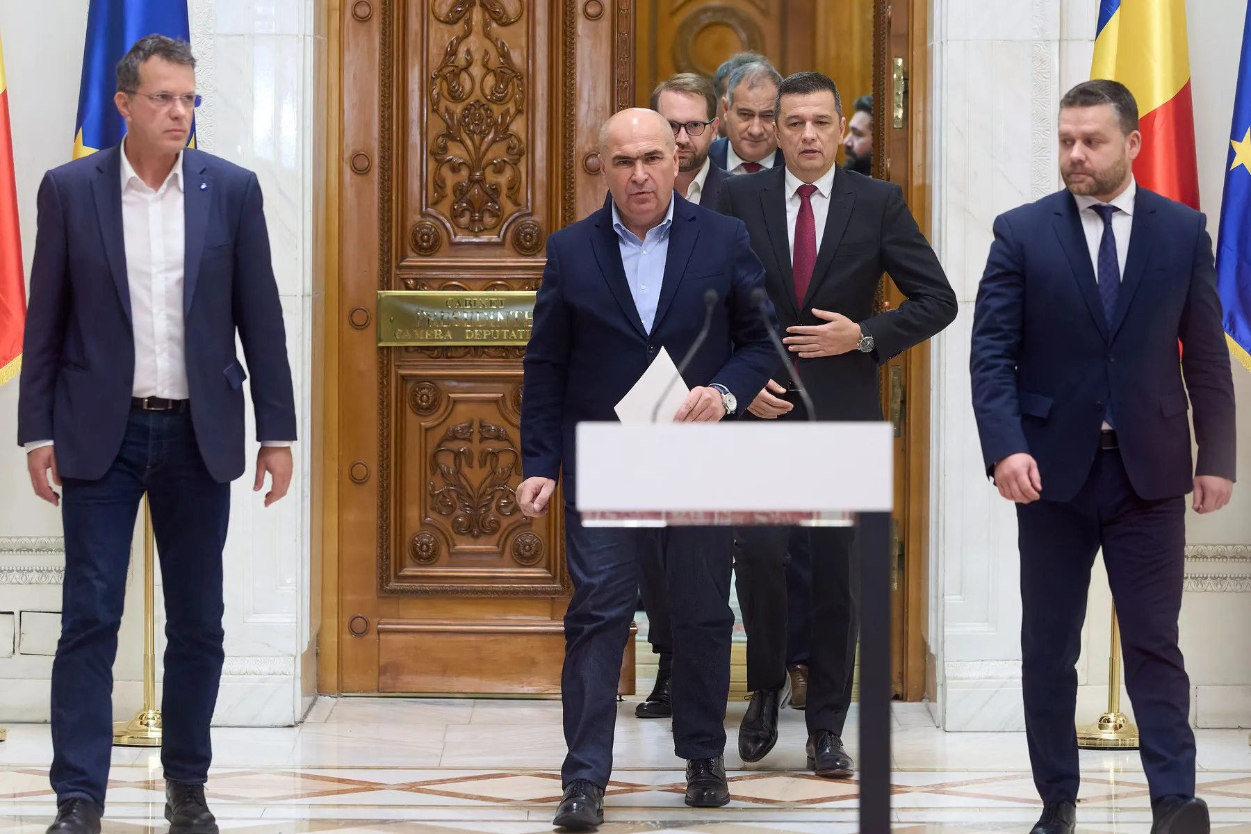 Liderii coaliției au convenit creșterea salariului minim cerută de PSD, după opoziția lui Bolojan; decizii privind impozitul minim pe cifra de afaceri