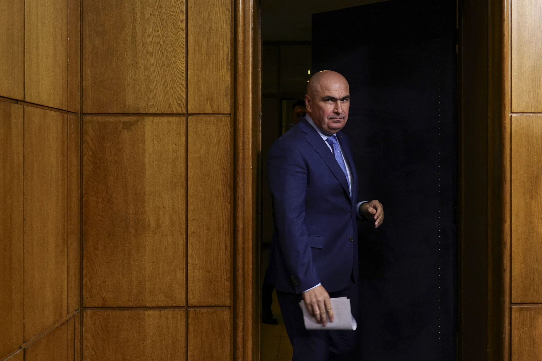 Dezbateri în Parlament luni pe moțiunea de cenzură împotriva Guvernului Bolojan