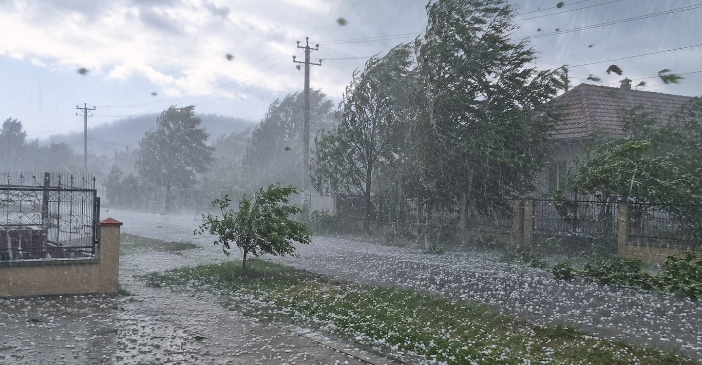 Prognoza meteo, 12 iulie. Vijeliile și grindina lovesc România. În ce zone apar fenomene extreme și unde se ating 33 de grade