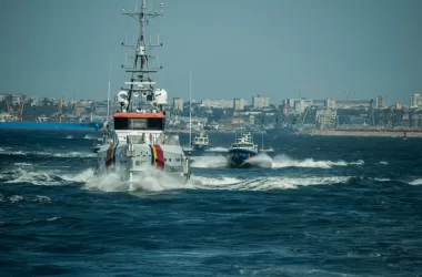 Navă comercială în flăcări, în Marea Neagră. Toți cei 12 membri