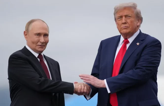Trump a bătut palma cu Putin pentru peste