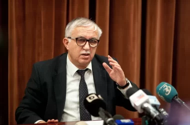 Augustin Zegrean, fost președinte al CCR Foto: INQUAM Photos „Se pot organiza alegeri anticipate. Totul este ca președintele să dorească acest lucru, pentru că depinde exclusiv de el acum. Președintele poate să înceapă consultări cu președinții camerelor Parlamentului și cu șefii grupurilor parlamentare și, după aceea, să decidă dizolvarea Parlamentului. Actualul Parlament ar rămâne în funcție până la depunerea jurământului de noul Parlament”, a explicat fostul președinte al CCR. Citește și: Eugen Tomac, avertisment dur: Alegerile anticipate din România sunt un cadou pentru Vladimir Putin Ad „Și guvernul acesta interimar, dacă s-ar ajunge să organizeze alegeri anticipate, ar putea să facă ceea ce are de făcut guvernul în vremea alegerilor anticipate, vremea alegerilor în general. Noi avem un cod electoral, avem legislație electorală suficientă, avem acuma și Autoritatea Electorală Permanentă. Oricum, mare parte din hotărârile care trebuie luate pentru organizarea alegerilor aparțin unei comisii parlamentare. Constituția spune că Guvernul trebuie să se ocupe de treburile curente ale țării. Păi, dacă s-ar organiza alegeri anticipate, asta ar fi o treabă curentă a țării”, a declarat Augustin Zegrean. Citește și: Criza politică se adâncește: cele trei nume pe lista lui Nicușor Dan pentru a patra nominalizare de premier Fostul președinte al Curții Constituționale a insistat asupra respectării regulilor constituționale, precizând că dizolvarea este o posibilitate, nu o obligație. „Democrația costă bani. Dar dacă vrei să fii stat de drept, ar trebui să respecți Constituția și să faci ce scrie acolo. Deci nu este obligatorie dizolvarea Parlamentului, dar nici imposibil de realizat nu este”, a spus Augustin Zegrean. El a mai spus că, în situația declanșării alegerilor anticipate, acestea ar trebui să aibă loc în cel mult 90 de zile, dar ar putea fi organizate și mai repede. „Sigur, alegerile trebuie să fie organizate în maximum 90 de zile, așa cum stabilește Constituția. Dar nu e obligatoriu să se aștepte 90 de zile. Se pot face și într-un timp mai scurt”, a explicat Zegrean. Ce s-ar întâmpla dacă România ar fi atacată În finalul discuției, Zegrean a fost întrebat ce s-ar întâmpla dacă România ar fi atacată în perioada în care Parlamentul este dizolvat și sunt pregătite alegerile. Întrebarea a fost formulată ca un scenariu ipotetic, iar răspunsul fostului președinte al Curții Constituționale a vizat rolul șefului statului în această situație. „Președintele este primul care trebuie să reacționeze dacă România ar fi atacată”, a declarat Augustin Zegrean. La finalul răspunsului privind funcționarea instituțiilor într-un asemenea scenariu, fostul președinte al Curții Constituționale a adăugat: „Sunt soluții pentru toate întrebările”.